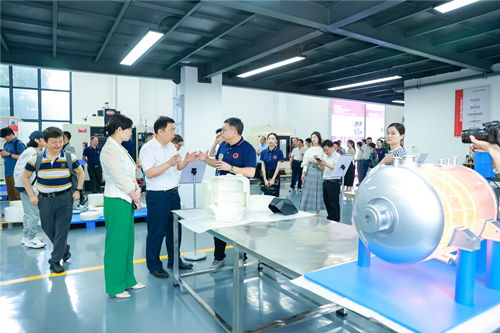 创意变产品摁下“快捷键”——麓山实验室CMF与快速成型服务中心揭牌，代驾服务迎来新突破